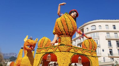 Menton, Fransa - 17 Şubat 2019: Limon ve portakal Menton, Fransa ünlü limon Festivali (Fete du ağaç kavunu) sanat yapılmış. Ünlü meyve bahçesi yıllık 230,000 ziyaretçi alır.