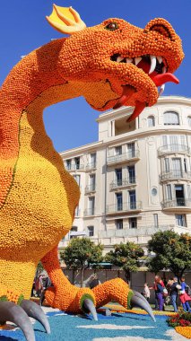 Menton, Fransa - 17 Şubat 2019: Limon ve portakal Menton, Fransa ünlü limon Festivali (Fete du ağaç kavunu) sanat yapılmış. Ünlü meyve bahçesi yıllık 230,000 ziyaretçi alır.