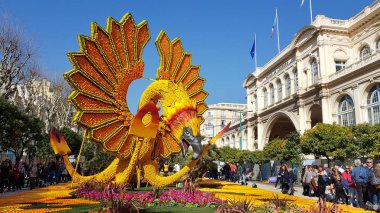 Menton, Fransa - 17 Şubat 2019: Limon ve portakal Menton, Fransa ünlü limon Festivali (Fete du ağaç kavunu) sanat yapılmış. Ünlü meyve bahçesi yıllık 230,000 ziyaretçi alır.