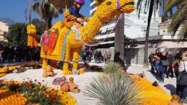 Menton, Fransa - 17 Şubat 2019: Limon ve portakal Menton, Fransa ünlü limon Festivali (Fete du ağaç kavunu) sanat yapılmış. Ünlü meyve bahçesi yıllık 230,000 ziyaretçi alır.
