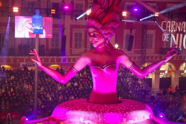 İnsanlar Massena Meydanı, Nice, Fransa karnaval kutluyor
