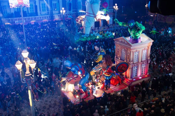 Gente celebrando el carnaval en la plaza Massena, Niza, Francia —  Fotos de Stock