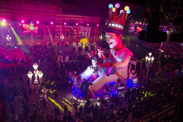Pessoas comemorando o carnaval na praça Massena, Nice, França — Fotografia de Stock