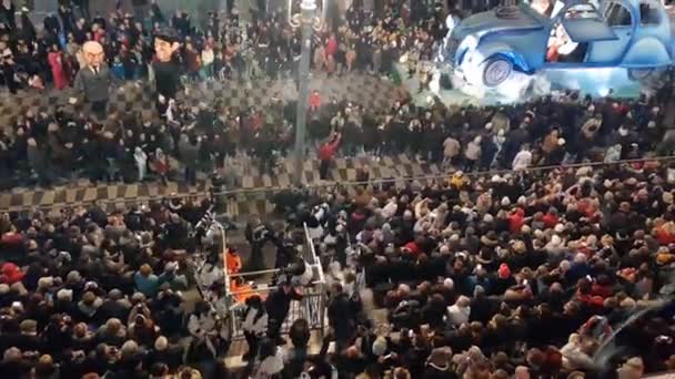 Nizza Francia Febbraio 2019 Persone Che Festeggiano Carnevale Piazza Massena — Video Stock