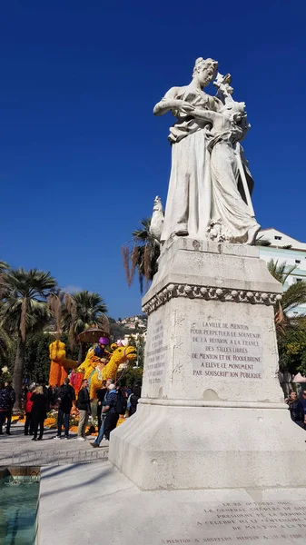 Art made of lemons and oranges in the famous Lemon Festival (Fete du Citron) in Menton, France — Stock Photo, Image