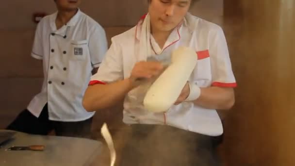 Beijing China May 2011 Man Preparing Chinese Pasta Beijing China — Stock Video