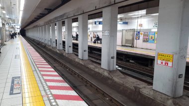 Tokyo, Japonya - 19 Nisan 2019: insanlar istasyonda metro bekliyor. Tokyo metrosu, Tokyo metrosu ve Toei metrosu da dahil olmak üzere dünyanın en büyük haberlerinden birine sahip..