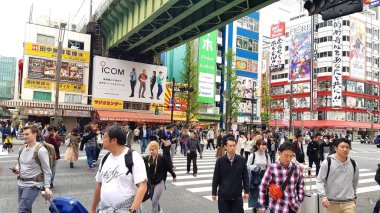 Tokyo, Japonya - 21 Nisan 2019: Akihabara bölgesinde yürüyen insanlar. Burası oyun ve anime dünyasının atmosferini yeniden yaratmasıyla ünlüdür..