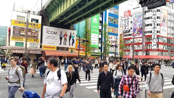 日本东京 2019年4月21日 在秋叶原地区行走的人 这个地方以再现游戏氛围和动漫世界而闻名 — 图库照片