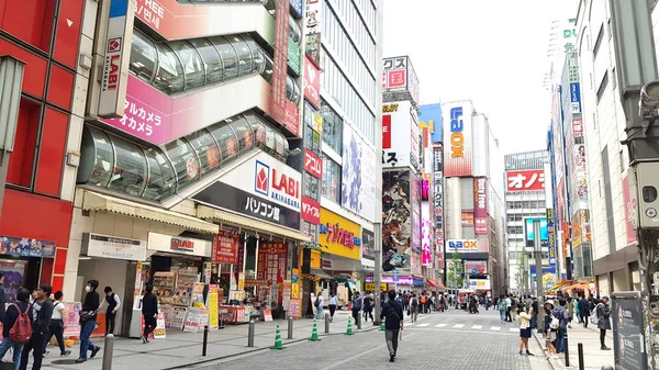 東京都 2019年4月21日秋葉原エリアを歩く人 ゲームやアニメの世界を再現した場所として有名です — ストック写真
