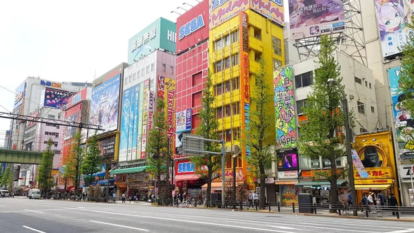 日本东京 2019年4月21日 在秋叶原地区行走的人 这个地方以再现游戏氛围和动漫世界而闻名 — 图库照片