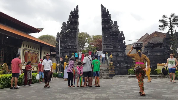 Бали Индонезия Июля 2019 Года Люди Гуляющие Террасе Заката Пура — стоковое фото