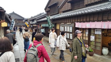 Oharaimachi, Ise, Japonya - 17 Nisan 2019: Şehir merkezinde bir sokakta yürüyen insanlar. Bölgede çok sayıda geleneksel yapı, konut ve restoran bulunmaktadır..