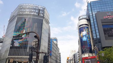Tokyo, Japonya - 21 Nisan 2019: Shibuya bölgesinde gökdelen ve tabelalar. Ticaret ve iş merkezi ünlü ya da gece hayatı alanı ve onun scramble geçiş.