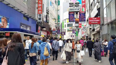 Tokyo, Japonya - 21 Nisan 2019: Shibuya bölgesinde yürüyen insanlar. Ticari ve iş merkezi meşhurdur. Ya da gece hayatı ve onun geçiş noktası..