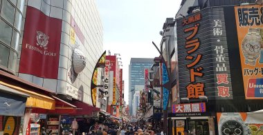Tokyo, Japonya - 21 Nisan 2019: Ueno bölgesinde yürüyen insanlar. Bölge mağazalarla dolu ve aynı zamanda Ueno Park ve Tokyo 'nun en iyi kültürel mekanlarından bazılarına da ev sahipliği yapıyor..