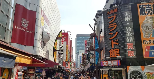 Tóquio Japão Abril 2019 Pessoas Caminhando Área Ueno Distrito Está — Fotografia de Stock