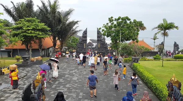 Бали Индонезия Июля 2019 Года Люди Гуляющие Террасе Заката Пура — стоковое фото