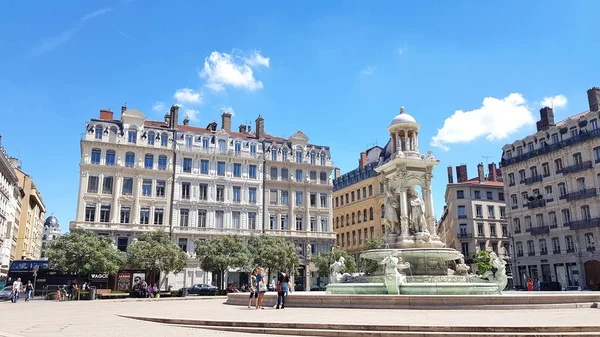 リヨン フランス 2019年5月26日 ヤコビン広場の噴水 広場はユネスコの世界遺産に分類されるゾーンに属しています — ストック写真