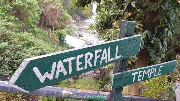 Panneaux Dans Une Bifurcation Près Cascade Tegenungan Bali Indonésie — Photo