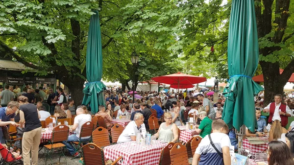 Munique Alemanha Julho 2019 Pessoas Comendo Bebendo Jardim Centro Cidade — Fotografia de Stock