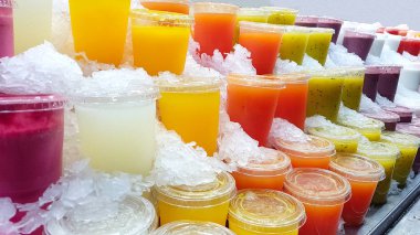 Buz üzerinde doğal taze meyve suları