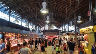 Barselona, İspanya - 09 Eylül 2019: La Boqueria pazarında yürüyen insanlar. Yer malların çok çeşitli bir seçim vardır ve şehrin önde gelen turistik yerlerinden biridir.