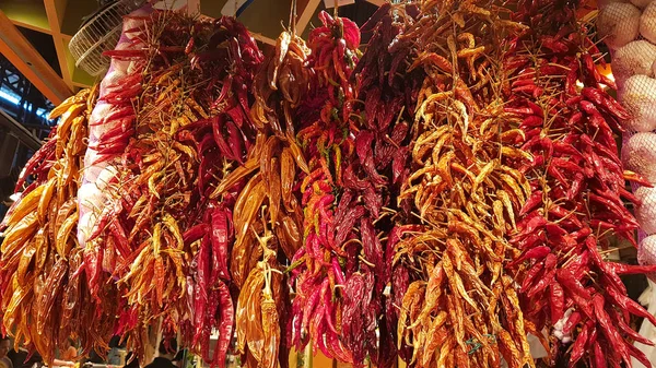 Многие Сушеные Перцы Висят Уличном Рынке — стоковое фото