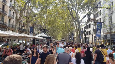 Barselona, İspanya - 09 Eylül 2019: La Rambla caddesinde yürüyen insanlar. Her zaman kalabalık, alan kafeler ve hediyelik eşya kioskları ile ünlüdür.