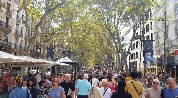 Barcelona Hiszpania Wrzesień 2019 Ludzie Spacerują Ulicy Rambla Zawsze Zatłoczone — Zdjęcie stockowe