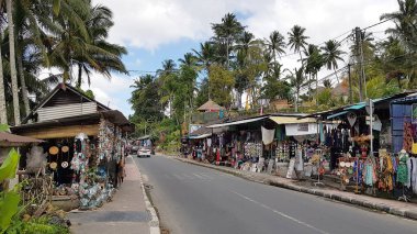 Bali, Endonezya - 28 Haziran 2019: Tegallalang sokaklarında yürüyen insanlar. Bölge pirinç terasları, mağazaları ve kafeleri ile ünlüdür..