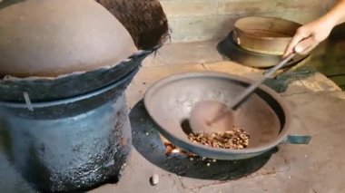 Bali kahvesi geleneksel bir şekilde kavruluyor