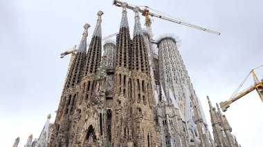 Barselona, İspanya - 08 Eylül 2019: Sagrada Familia'nın görünümü. Tapınak, Galdi'nin üzerinde çalıştığı son projedir ve Unesco Dünya Mirası Alanı'dır..