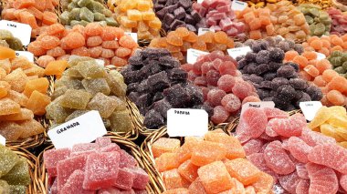 Meyvelerle yapılan bir sürü şeker.