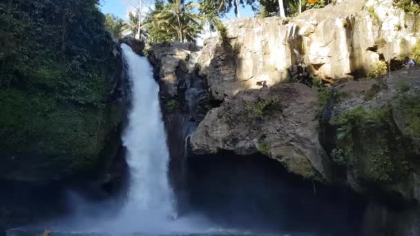 Bali Endonezya Haziran 2019 Ubud Daki Tegenungan Şelalesi Nin Tadını — Stok video