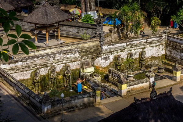 Bali Indonésie Června 2019 Lidé Procházející Pura Goa Gajah Chrám — Stock fotografie