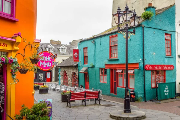 Kinsale Cork Ireland 2018年5月6日 マーケットストリートとニューマンズモールのカラフルな家 歴史的な街並みは有名な休日の目的地です — ストック写真