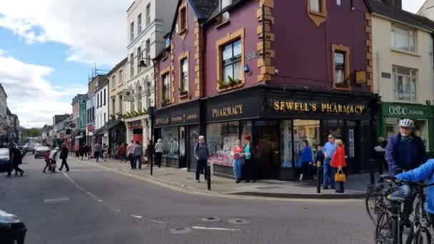 Cashel County Tipperary Irlanda Maio 2018 Pessoas Caminhando Centro Cidade — Vídeo de Stock