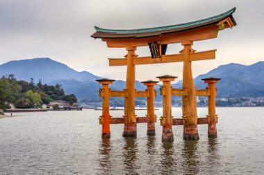 Japonya, Hiroşima 'daki Miyajima Adası' ndaki Itsukushima Tapınağı 'nın yüzer kapısı.)