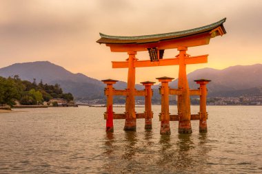 Japonya, Hiroşima 'daki Miyajima Adası' ndaki Itsukushima Tapınağı 'nın yüzer kapısı.)
