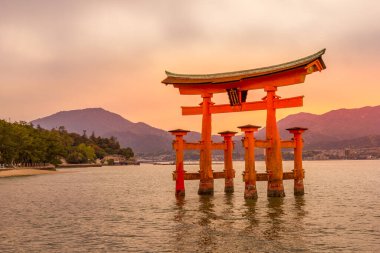 Japonya, Hiroşima 'daki Miyajima Adası' ndaki Itsukushima Tapınağı 'nın yüzer kapısı.)