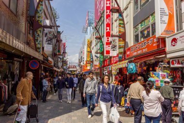 Tokyo, Japonya - 21 Nisan 2019: Shibuya bölgesinde yürüyen insanlar. Ticari ve iş merkezi meşhurdur. Ya da gece hayatı ve onun geçiş noktası..