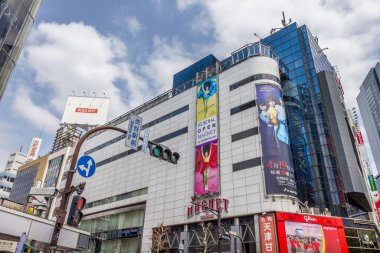 Tokyo, Japonya - 21 Nisan 2019: Shibuya bölgesinde gökdelen ve tabelalar. Ticaret ve iş merkezi ünlü ya da gece hayatı alanı ve onun scramble geçiş.
