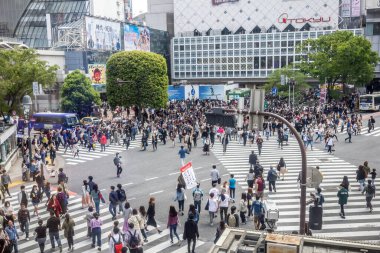 Tokyo, Japonya - 21 Nisan 2019: Shibuya bölgesinde yürüyen insanlar. Ticari ve iş merkezi meşhurdur. Ya da gece hayatı ve onun geçiş noktası..