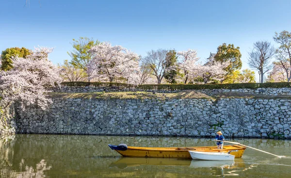 Himeji Japão Abril 2019 Homem Navegando Pelo Castelo Himeji Durante — Fotografia de Stock