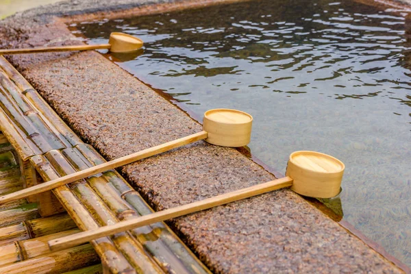 日本神龛中的净化喷泉 — 图库照片
