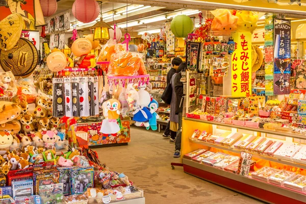 2019年4月13日 市内中心部の店舗でのお土産や食べ物 伝統的な宮島の職人技と広島名物を楽しむことができます — ストック写真