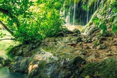 Fransa 'nın güneyindeki Pont des Tuves Köprüsü' nde (Tuves Köprüsü) şelale ve nehir.