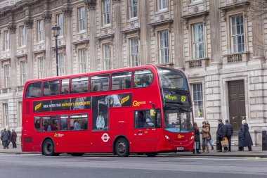 Londra, İngiltere - 18 Aralık 2016: Şehrin merkezinde modern kırmızı çift katlı otobüs. Çift katlı otobüsler Birleşik Krallık genelinde ortak kullanımdadır..