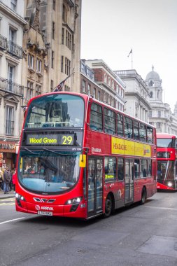 Londra, İngiltere - 18 Aralık 2016: Şehrin merkezinde modern kırmızı çift katlı otobüs. Çift katlı otobüsler Birleşik Krallık genelinde ortak kullanımdadır..